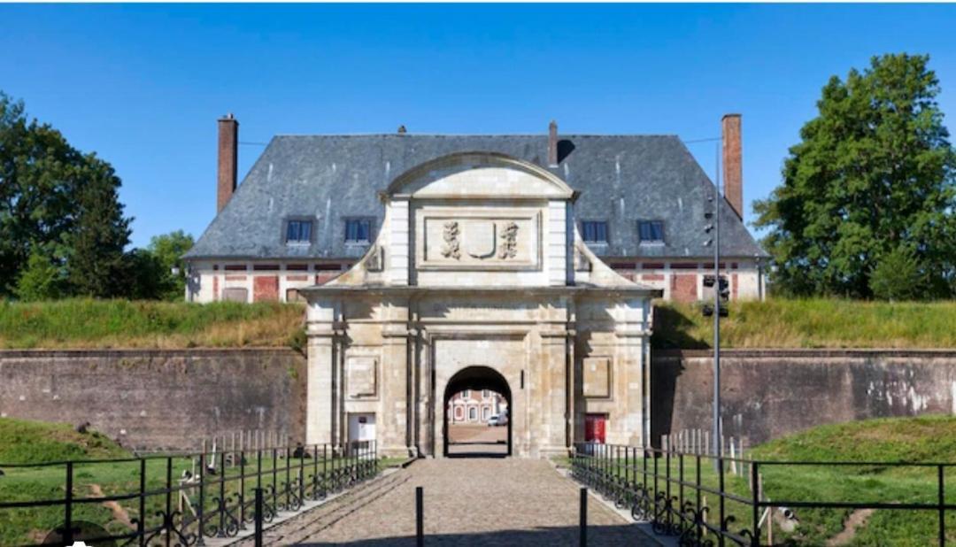 Entre Les Places, Spacieux Avec Parking Gratuit Arras Exteriör bild